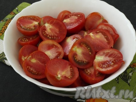Помидоры среднего размера хорошо вымыть и разрезать пополам. На 2 банки может понадобиться около 1-1,1 кг помидоров.