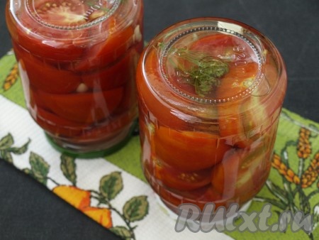 Кипящим маринадом залить помидоры под самый верх и сразу закрутить банки прокипяченными крышками. Перевернуть дном вверх.