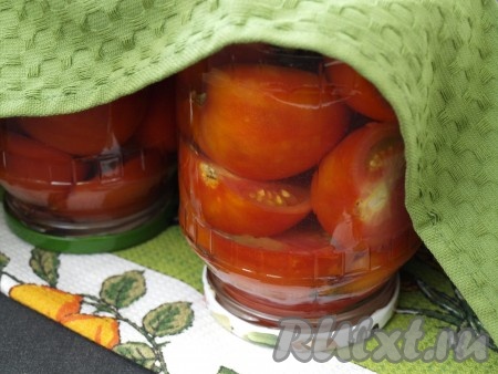 Укутать банки одеялом и оставить под одеялом для дальнейшей стерилизации до полного остывания.
