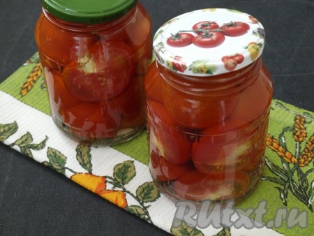 Вскипятить в кастрюле воду и залить помидоры кипятком на 15 минут.
