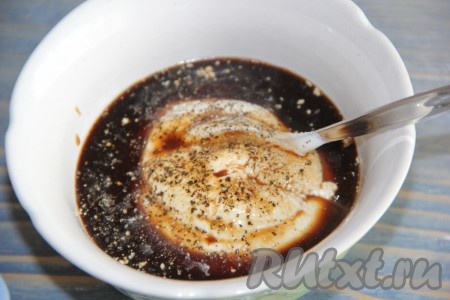 Сюда же добавить соевый соус, тщательно перемешать, попробовать на вкус, если нужно, досолить и маринад для скумбрии готов.