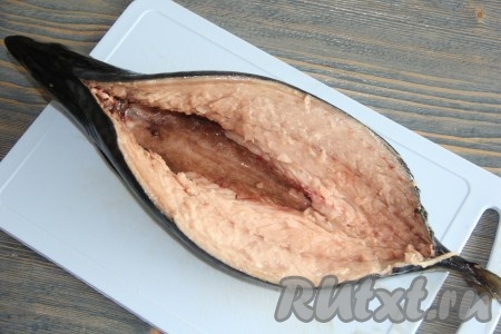 Разделать скумбрию, разрезав её вдоль хребта с двух сторон от плавника, как на фото. С помощью ножниц отрезать хребет возле головы и возле хвоста. Вынуть хребет из рыбы, оставляя целыми бока и брюхо. Удалить внутренности и чёрную плёночку. Убрать оставшиеся кости, вынуть жабры из головы. Сполоснуть рыбу под проточной водой.