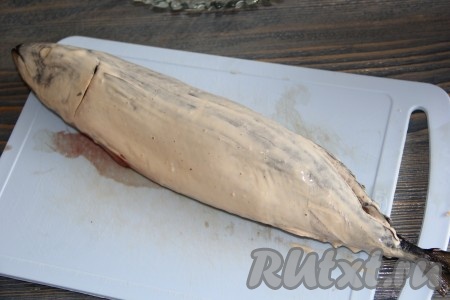  Обильно смазать&nbsp;скумбрию сначала снаружи смесью сметаны и соевого соуса (я смазываю с помощью силиконовой кисти).