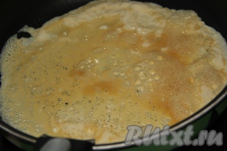 Сковороду хорошо разогреть, вылить яичную смесь на сковороду. Я не использовала масло для жарки омлета.
