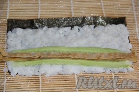 Далее на огурец выложить омлет. Омлет предварительно нарезать тонкими полосками.
