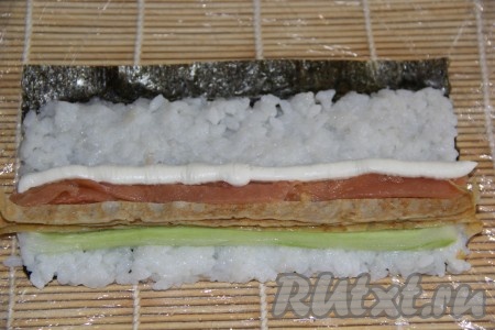 Далее выложить слой сыра, как на фото. Для удобства я помещаю сыр в кондитерский мешок, а затем выдавливаю ровную полосочку.