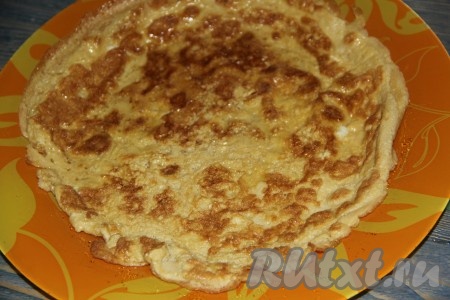 Жарить омлет с двух сторон до золотистого цвета. Готовый омлет остудить.
