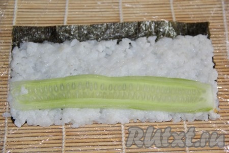 Затем выложить огурец.
