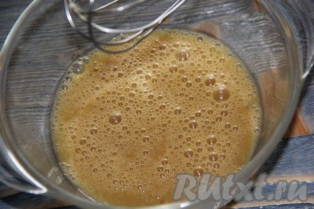 Слегка взбить яйцо с соевым соусом с помощью венчика.
