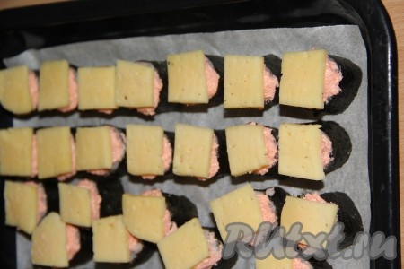 Сыр твёрдых сортов нарезать тонкими квадратиками. Выложить сыр поверх икры мойвы.&nbsp;
