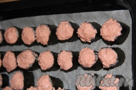 Выложить поверх роллов по 1 чайной ложке икры мойвы (горкой).
