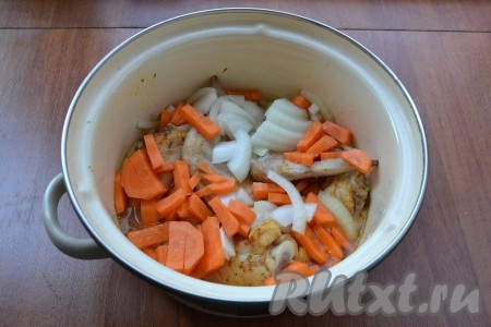 Добавить в кастрюлю нарезанные репчатый лук и морковь, влить горячий подсоленный бульон или подсоленную воду. Тушить куриные крылышки на медленном огне 20-25 минут.
