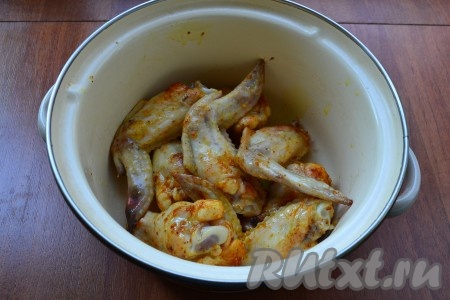 Обжарить куриные крылья на растительном масле, переворачивая, до легкой румяности на среднем огне. Переложить крылья в кастрюлю.
