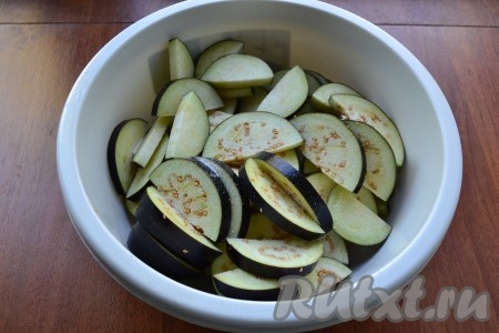 Баклажаны вымыть, нарезать их полукружками, посолить и оставить на 30 минут.
