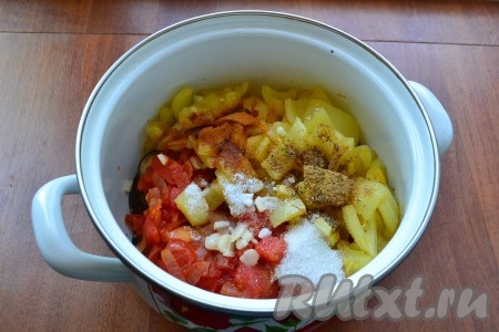 Добавить перец в кастрюлю к остальным продуктам. Сюда же всыпать соль, сахар, хмели-сунели, острый молотый перец, нарезанный чеснок.&nbsp;
