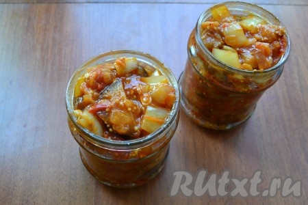 Разложить аджапсандал по стерилизованным баночкам, закатать прокипяченными крышками и поместить под одеяло до полного остывания.&nbsp;
