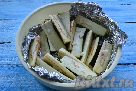 Поместить баклажаны в чашу для варки на пару, чуть посолить, посыпать измельченным чесноком (1-2 зубчиками). Выставить программу "На пару" на 20 минут.
