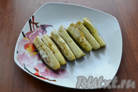 Готовые баклажаны выложить на тарелку.