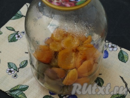 В кастрюлю насыпать сахар и лимонную кислоту, залить стакан кипятка и накрыть кастрюлю крышкой. Спустя время, жидкость из банки слить в кастрюлю с сахарной водой. Поставить кастрюлю на огонь и довести до кипения. Банку прикрыть крышкой, пока закипает вода в кастрюле.
