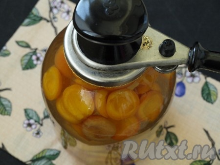 Как только вода начнёт кипеть, залить ею фрукты в банке до самого верха и закатать ключом.
