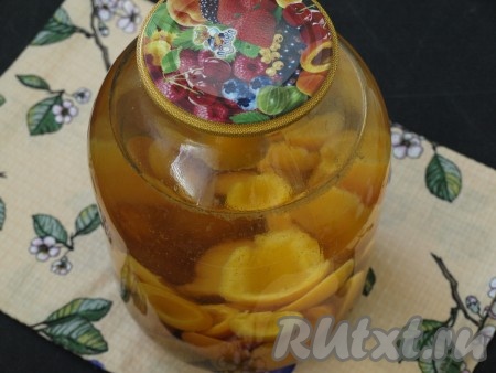 Вскипятить воду в чайнике и залить фрукты в банке, не доливая, приблизительно, 1 стакан (так легче будет слить компот в кастрюлю). Прикрыть банку прокипяченной крышкой и оставить на 20 минут.
