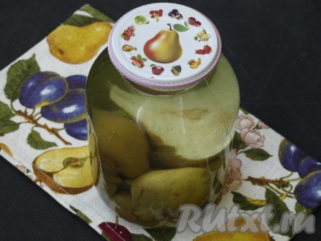 Вскипятить воду и залить груши на 20 минут, прикрыв банку крышкой. Спустя это время, воду слить в кастрюлю, повторно довести до кипения и залить груши снова, но уже на 10 минут, прикрыв банку крышкой.
