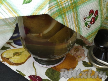 Банки перевернуть дном вверх, укутать и оставить остывать на сутки.
