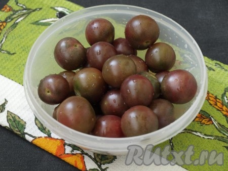 Помидорчики вымыть прохладной водой.
