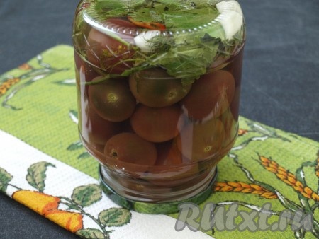 Перевернуть банку дном вверх, укутать для дальнейшей стерилизации, примерно, на сутки.
