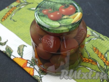 Затем воду слить в кастрюлю, добавить соль, поставить на огонь и довести до кипения, добавить мёд и уксус, тщательно размешать. Попробовать маринад на вкус. Довести ещё раз до кипения и залить маринадом помидоры. Закрутить банку крышкой.