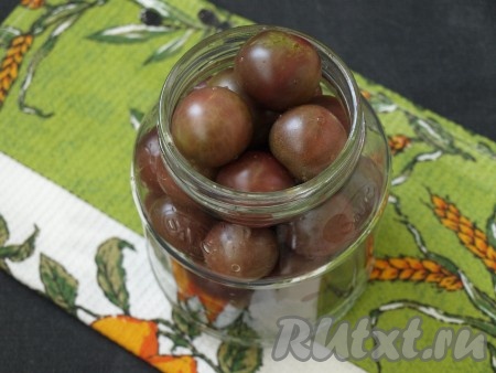 Наполнить банку помидорами до верха.
