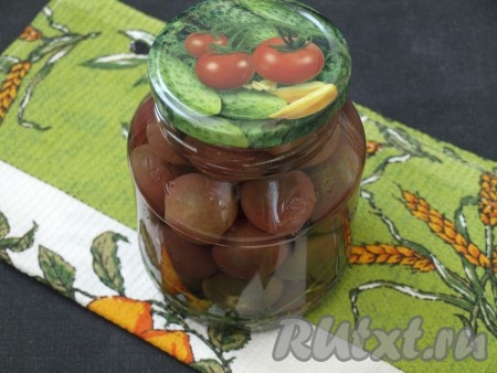 Вскипятить воду, залить ею помидоры в банке, прикрыть прокипяченной крышкой и оставить на 20 минут.
