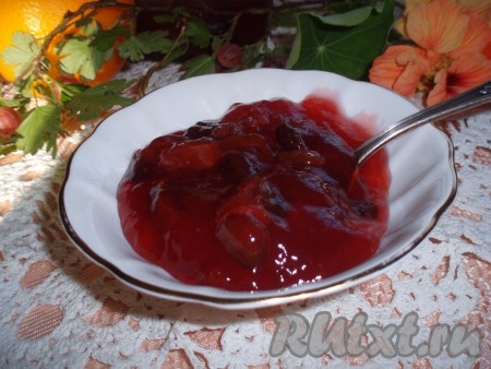 Очень вкусный джем из крыжовника с апельсином и изюмом готов. Выход, примерно, 1,3 литра.
