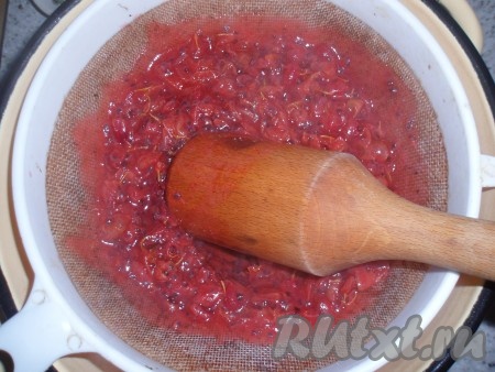 Протереть через сито.