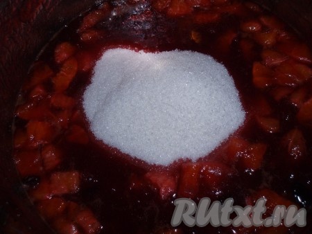 Добавить сахар и варить джем до загустения на небольшом огне, иногда помешивая (для данного количества продуктов - примерно, 20 минут).