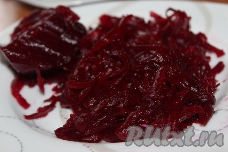 Свеклу хорошо вымыть, чтобы избавиться от остатков песка и прочего мусора. Поместить свеклу в кастрюлю, залить холодной водой, как только закипит вода, огонь уменьшить до минимума, добавить в кастрюлю чайную ложку лимонного сока, накрыть крышкой и варить, примерно, 45-50 минут (до готовности - готовый корнеплод должен легко прокалываться ножом или вилкой). Затем остудить. С остывшей свеклы снять тонкий слой кожуры и натереть на крупной терке.