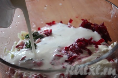 Затем влить кефир и еще раз все тщательно перемешать, отправить настояться в холодильник, примерно, на 30 минут. По истечении времени, ориентируясь по своим вкусовым предпочтениям, если покажется густовато, можно добавить холодной кипяченой воды.