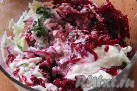 Натертые свеклу, огурцы, белки, растертую зелень и желтки со сметаной поместить в емкость подходящего размера, хорошо перемешать.
