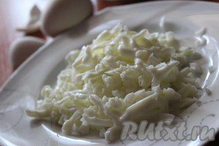 Белки натереть на крупной терке