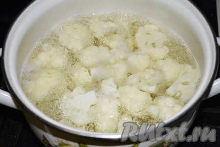 Цветную капусту разбираем на соцветия и также отвариваем в кипящей воде в течение 4 минут с момента закипания, по окончании варки откидываем капусту на дуршлаг, для того чтобы стекла лишняя влага.
