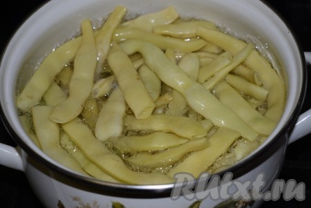 Отвариваем стручковую фасоль в кипящей воде в течение 5-7 минут с момента закипания.
