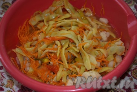 Затем, когда овощи станут кисленькими и очень вкусными, перекладываем туршу из фасоли с перцем и цветной капустой в банку, закрываем пластиковой крышкой и отправляем в холодильник или же подаем готовую закуску сразу к столу!