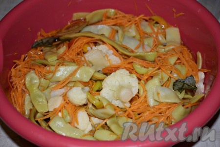 Охлаждаем рассол до комнатной температуры и заливаем подготовленные овощи.
