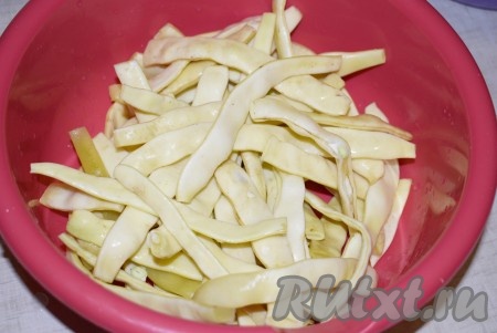 Моем овощи, болгарский перец очищаем от семян, чистим чеснок и морковь. У фасоли обрезаем кончики с двух сторон, длинные стручки разрезаем пополам.
