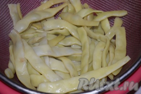 Откидываем фасоль на дуршлаг.
