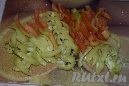 Острый перчик нарезаем колечками. Болгарский перец режем полосками.
