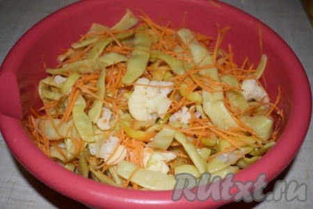 Аккуратно перемешиваем овощи.
