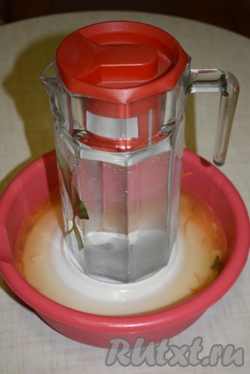 Накрываем овощи тарелкой и ставим под гнет. Оставляем туршу кваситься при комнатной температуре на 3 дня.
