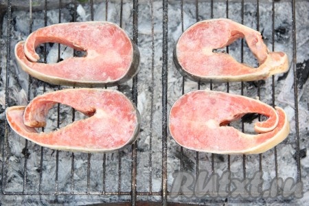 Выложить стейки кеты на решётку мангала над горячими углями.
