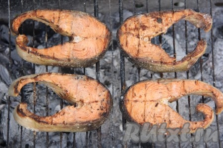 Запечь стейки с двух сторон (каждую сторону по 3-5 минут, в зависимости от жара). Я переворачивала кусочки рыбки щипцами.
